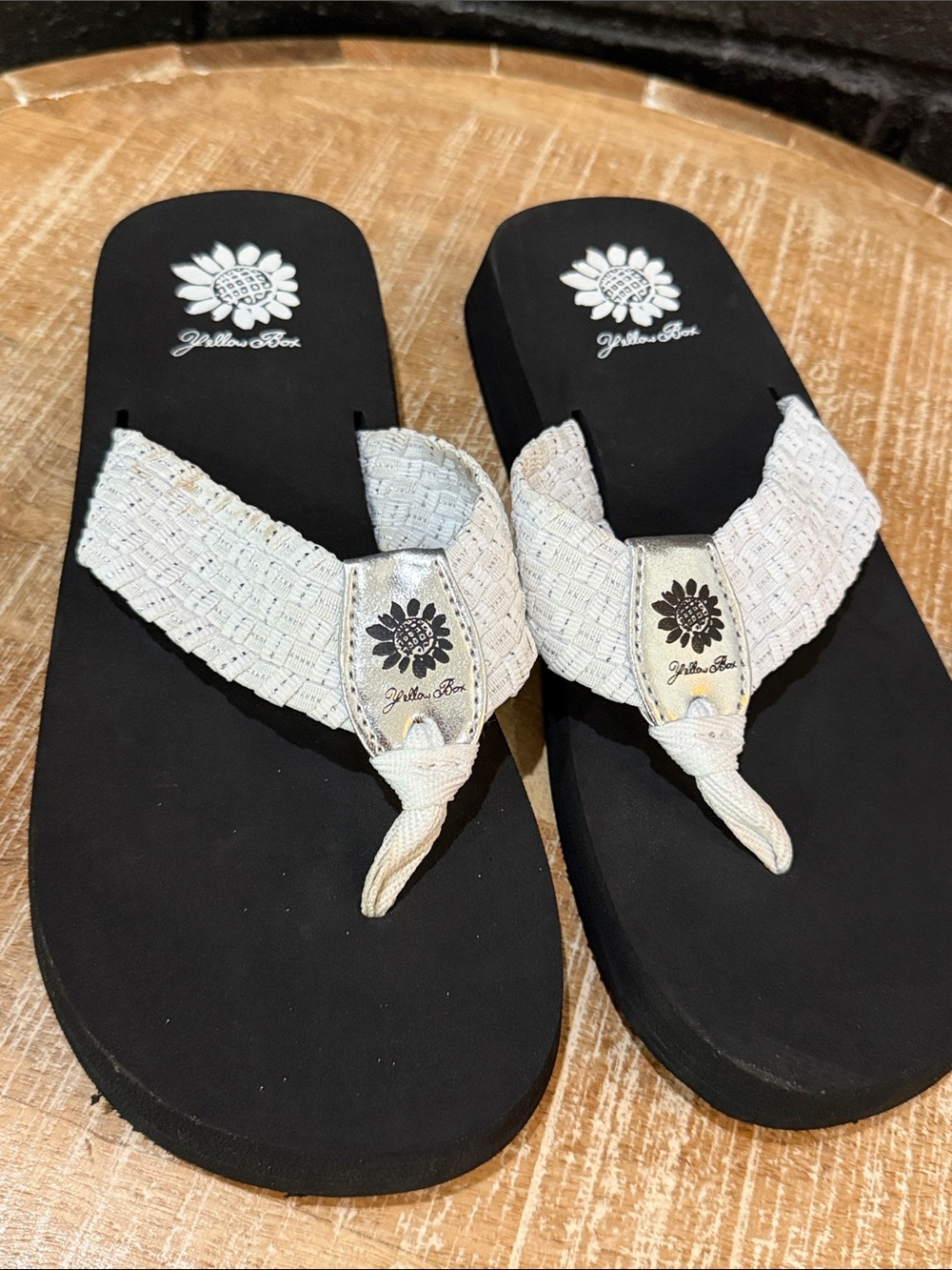 Yellow box flip flops - Picture 5 of 5